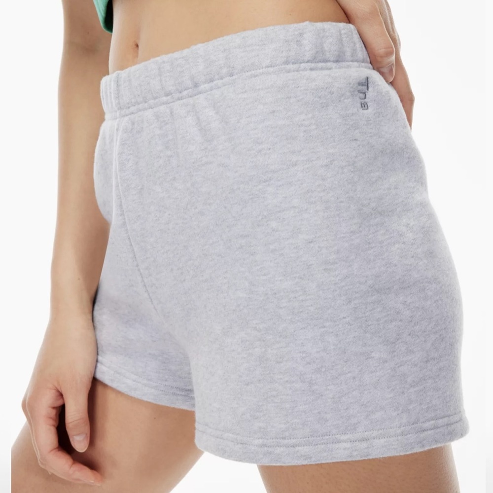 Aritzia TNA cozy fleece perfect short 3 in - heather chrome - size small